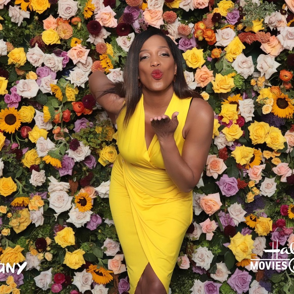 Like new: Yellow glowing dress
